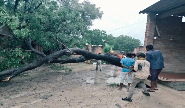 60 घंटे से बिजली का इंतजार, कटेहरी-सेनपुर-भीटी में पानी के लिए बढ़ी मुश्किल